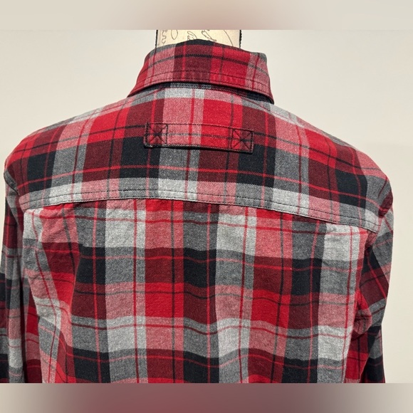 Duluth Trading Flannel Button Down Shirt Size Medium Red Plaid Long Sleeve - Picture 4 of 7